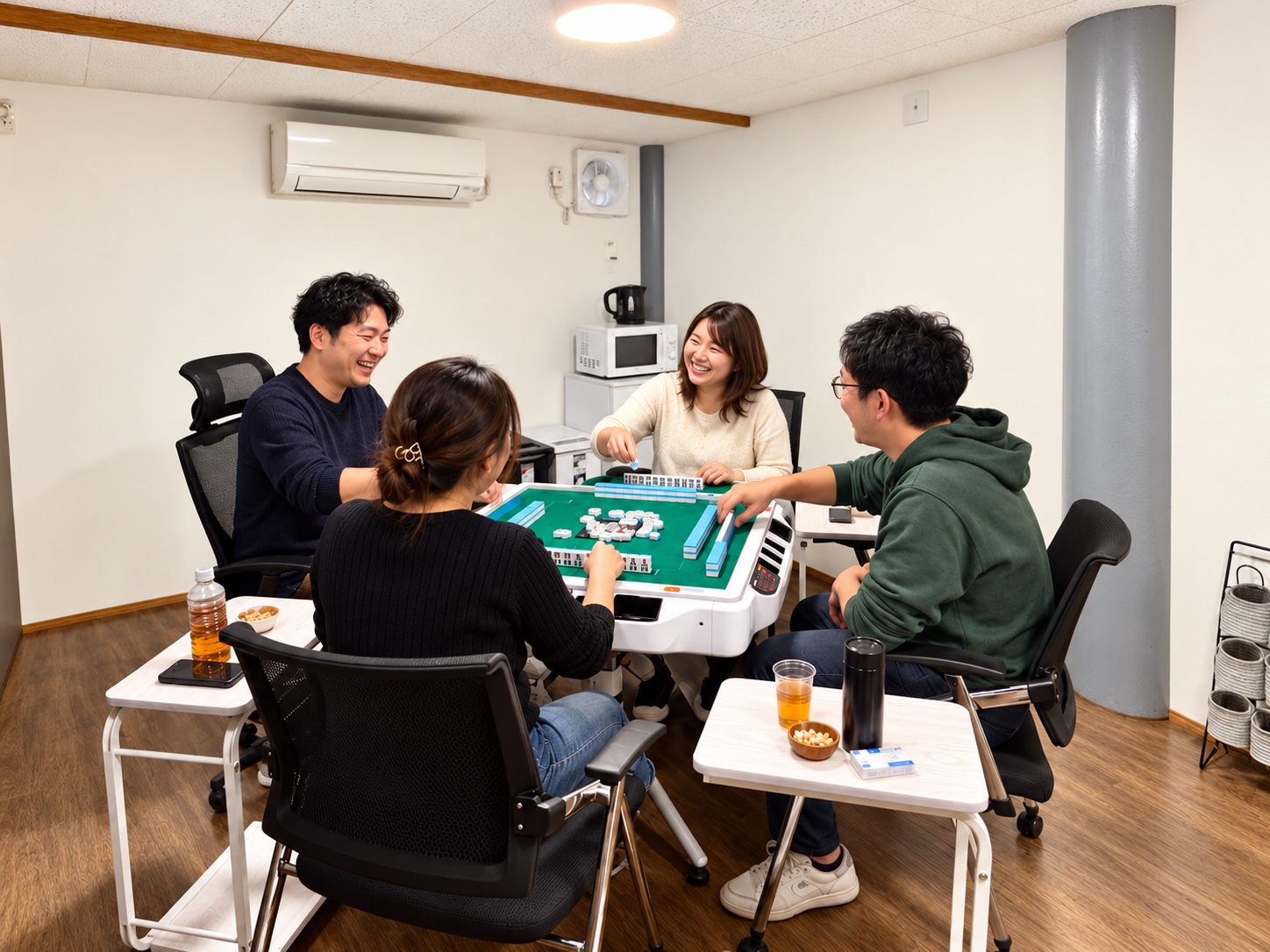 仲間と麻雀を楽しむ様子